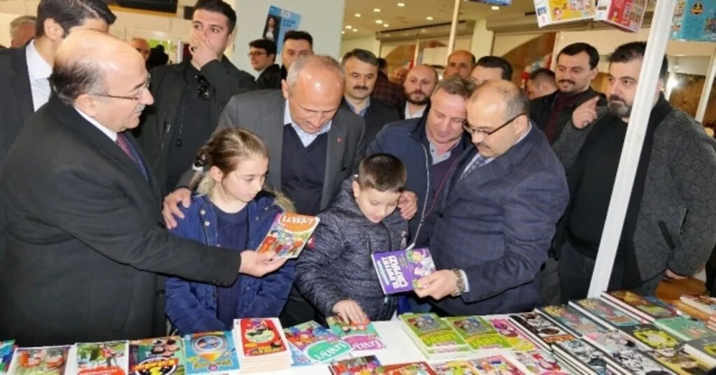 Bakan Turhan, Kitap Fuarını Gezdi