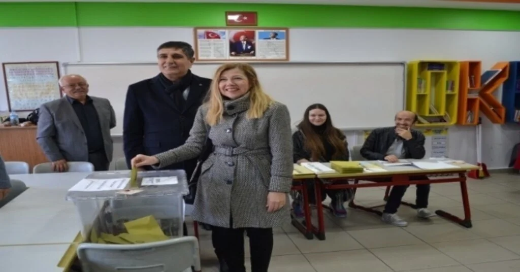 Bandırmada Adaylar Oylarını Kullandı