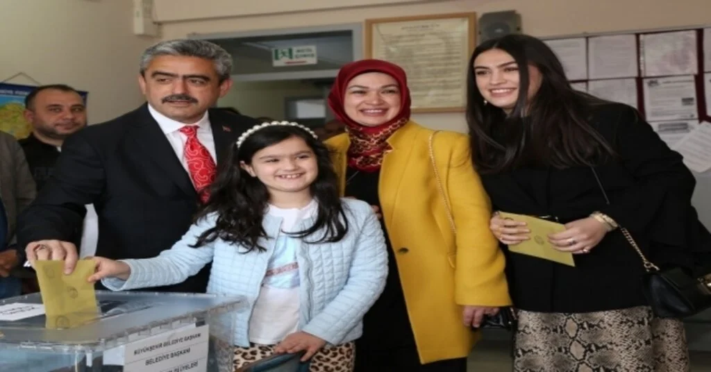 Başkan Alıcık Ailesi İle Birlikte Oyunu Kullandı