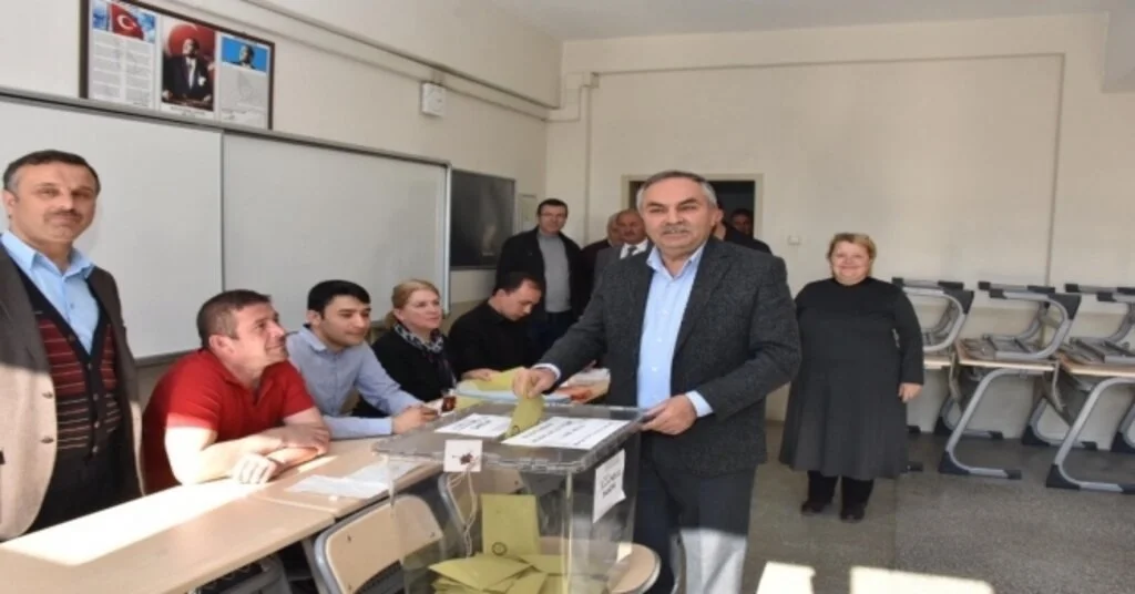 Başkan Dursun Ay Oyunu Kullanmaya Eşi İle Geldi