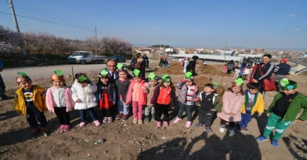 Başkan Mustafa Çöl, Öğrenciler İle Ağaç Dikti