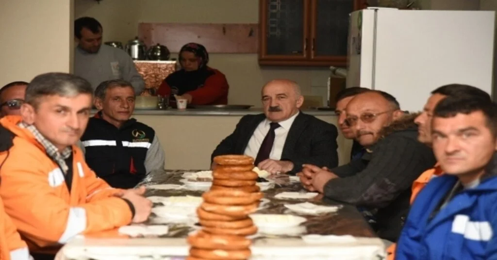 Başkan, Temizlik İşleri Personeliyle Aynı Sofrada