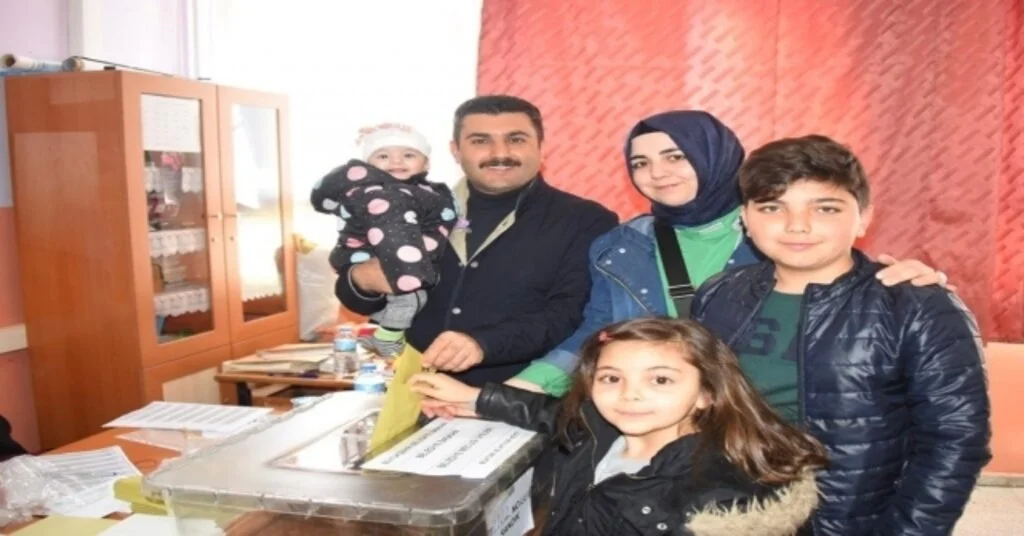Başkan Uğurlu, Eşi Ve Çocuklarıyla Sandığa Gitti