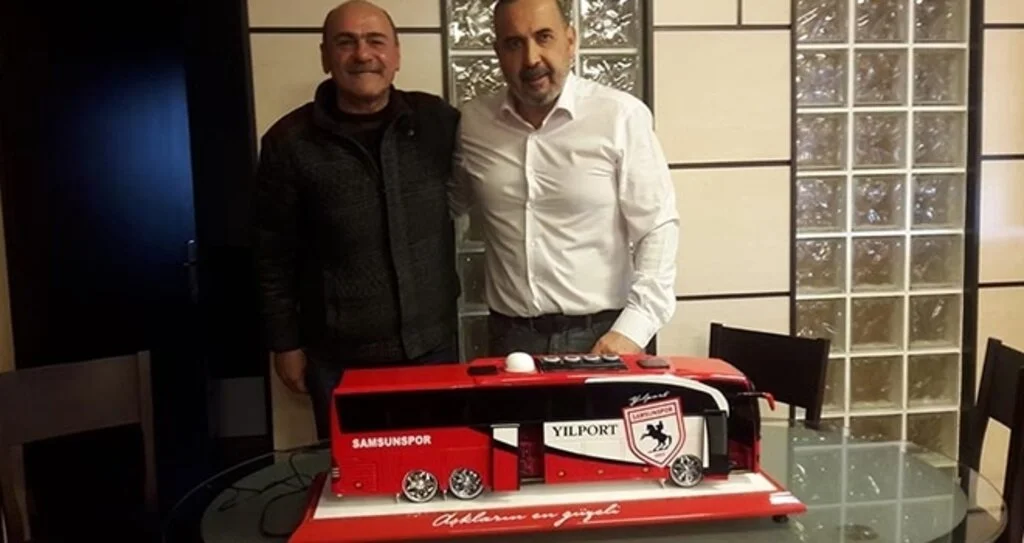 Başkan Uyanık'a hediye otobüs