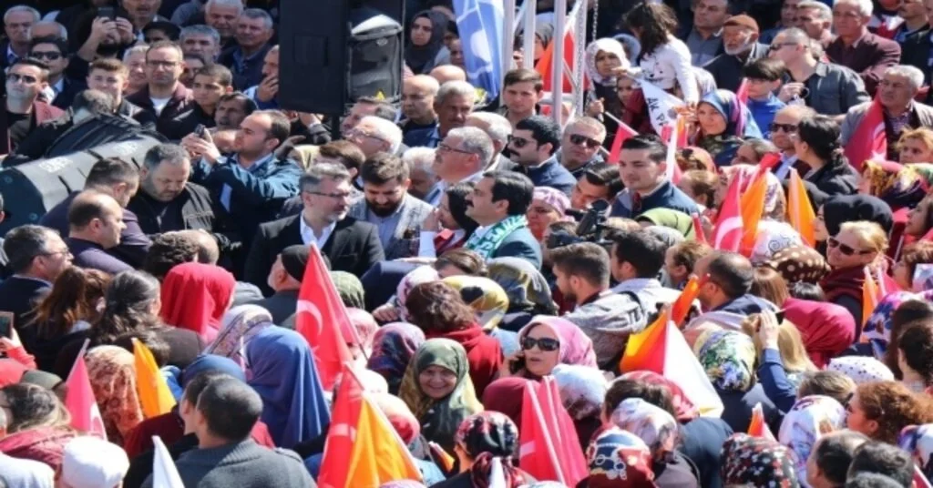 Belediye Başkanı Bahçeci, Miting Havasında Açık Hava Toplantısı Yaptı
