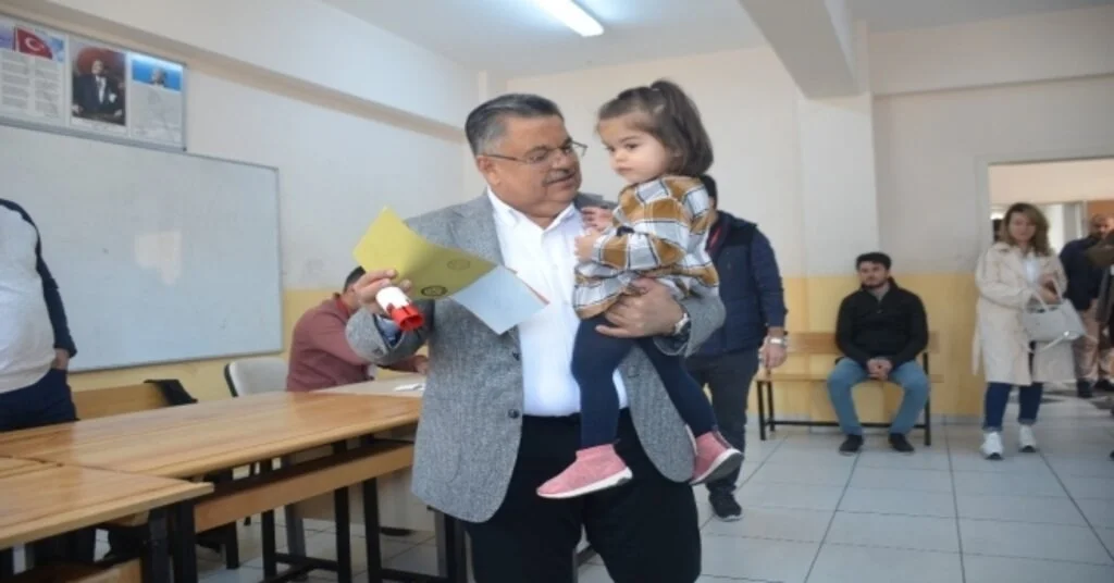 Bilecikte Vali Şentürk Ve Milletvekili Yağcı Oylarını Kullandı