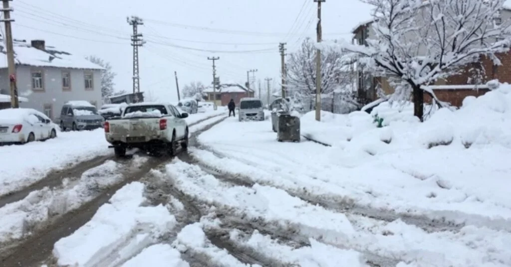 Bingölün İlçeleri Beyaza Büründü