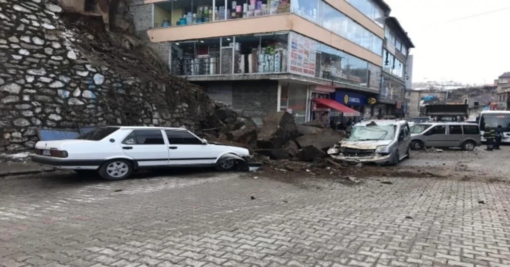 Bitliste Caddeye Kaya Parçaları Düştü: 3 Araç Hasar Gördü