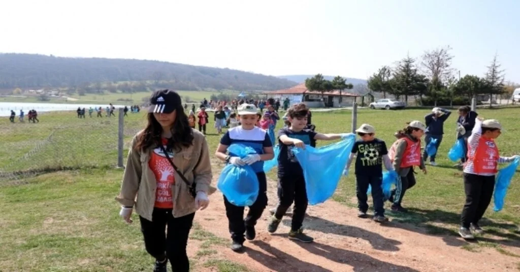 Boluda Bir Araya Gelen Yüzlerce Çocuk Piknik Alanındaki Çöpleri Topladı