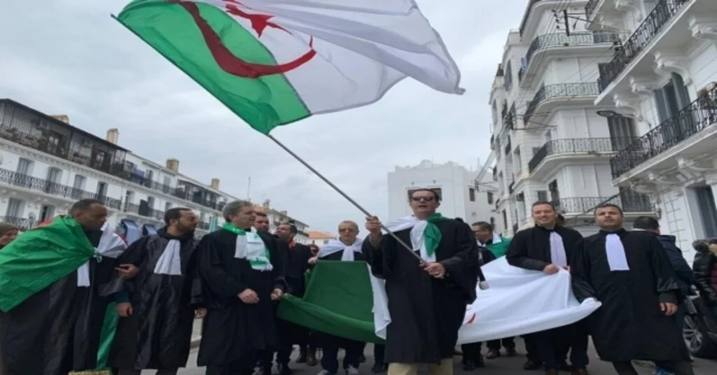 Cezayirde Hukukçular Sokağa Döküldü