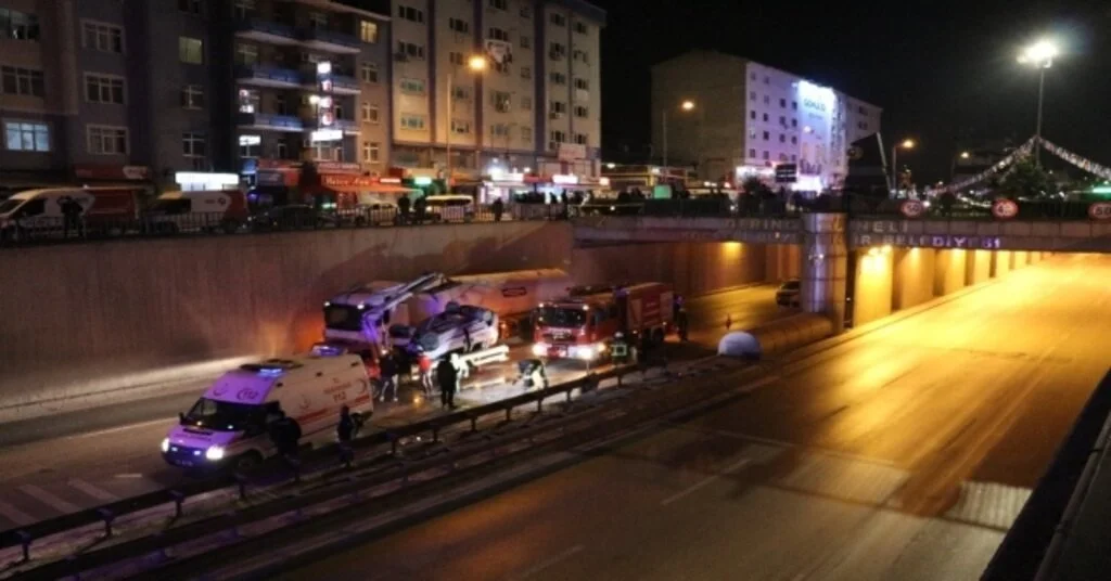 Cipe Çarpan Hafif Ticari Araç 10 Metre Yükseklikten Tünele Uçtu: 3 Yaralı