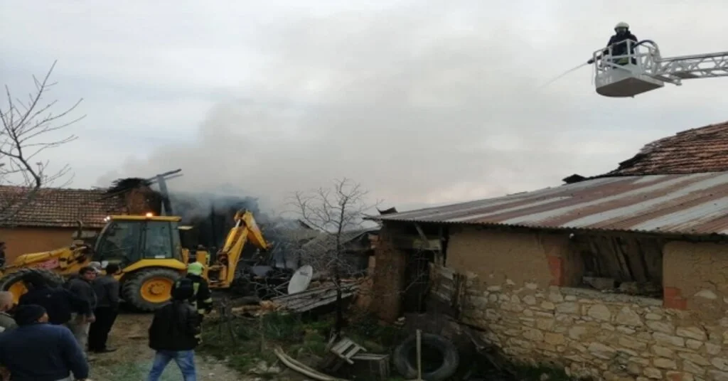Denizlide 4 Ev Alevlere Teslim Oldu