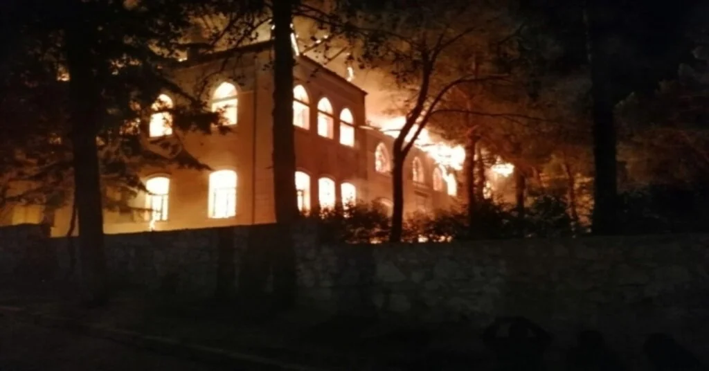 Denizlide 91 Yıllık Okul Alevlere Teslim Oldu