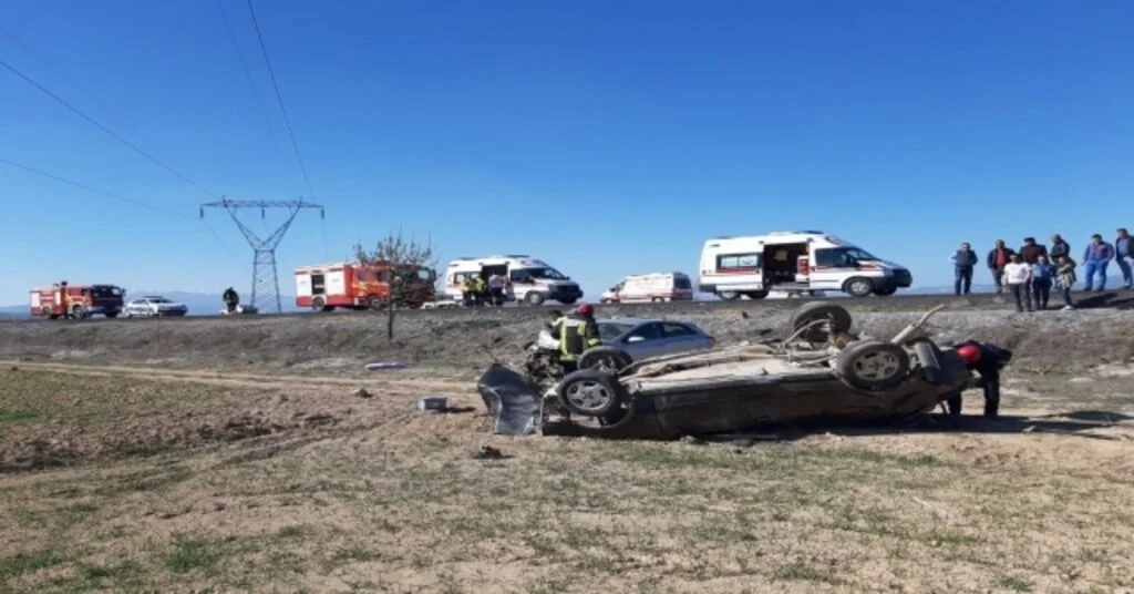 Denizlide Çarpışan İki Otomobil Şarampole Yuvarlandı: 4 Yaralı