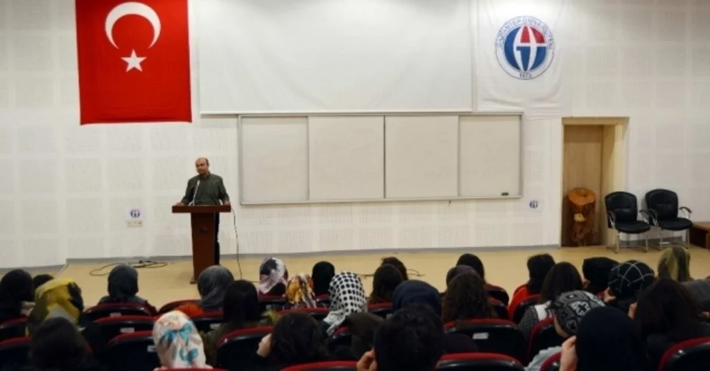 Dr. Öğretim Üyesi Yıldırım Tarafından İslahiye İibfde Konferans Verildi