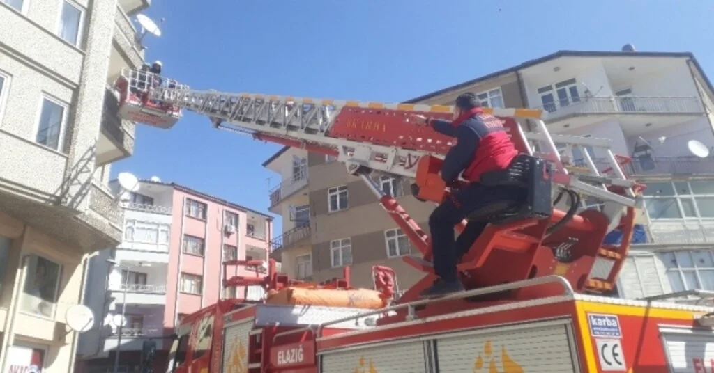Dumanın Sardığı Binadaki 5 Kişiyi İtfaiye Kurtardı