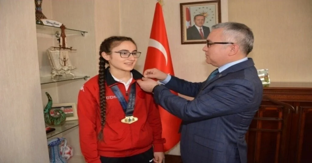 Dünya Şampiyonu Halterciye Bir Ödül De Validen