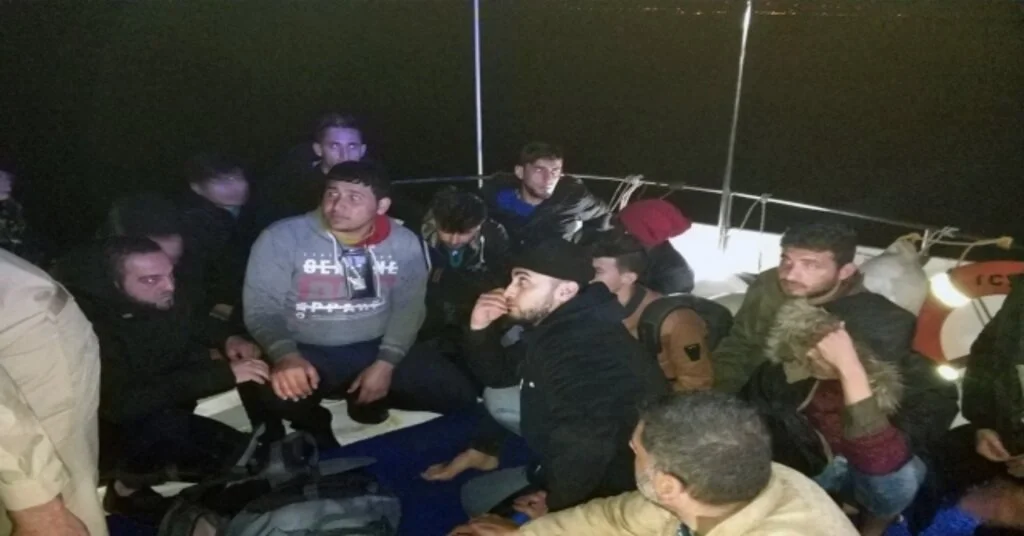 Düzensiz Göçmenler Sahil Güvenlik Helikopterine Yakalandı