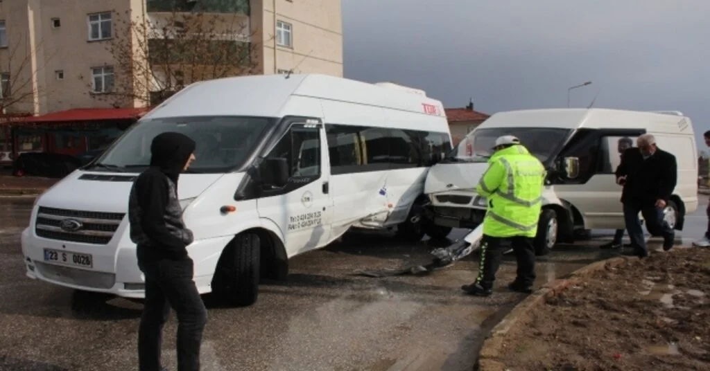 Elazığda Öğrenci Servisi İle Minibüs Çarpıştı: 4 Yaralı