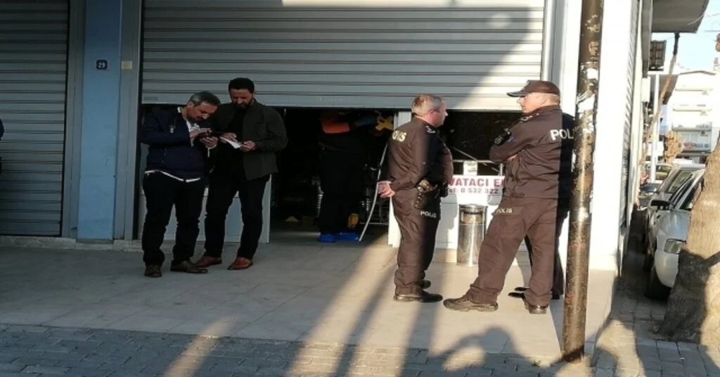 Eşini Öldürdü, Polisi Aradı