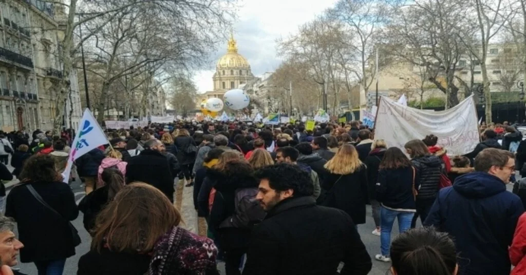 Fransada Öğretmenler Eğitim Yasa Tasarılarını Protesto Etti