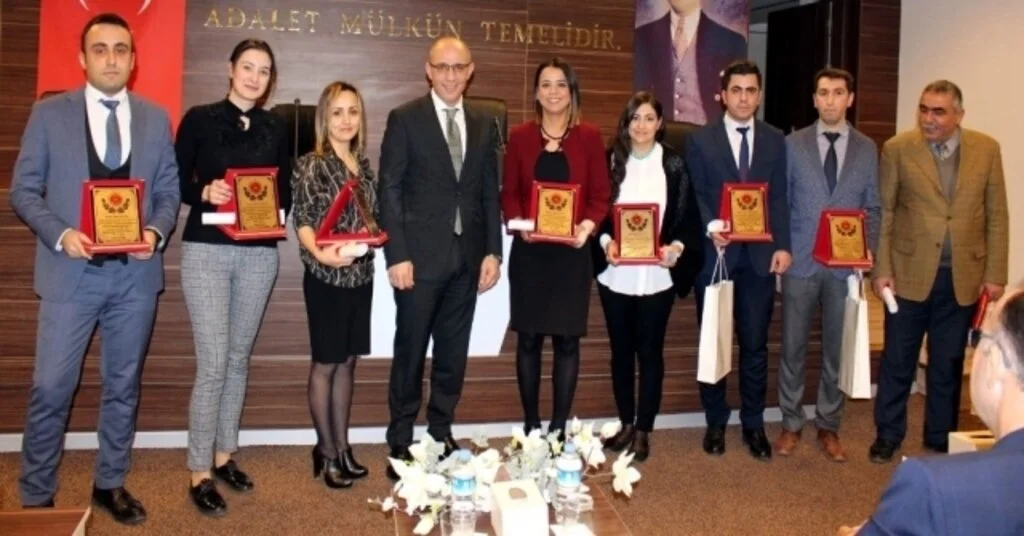 Gaziantepte Başarılı Adliye Personeline Plaket