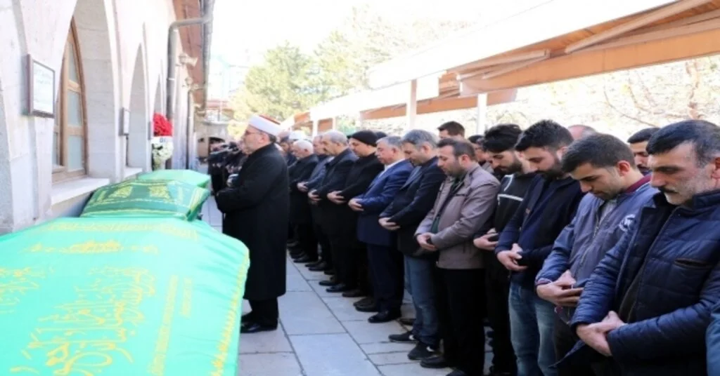Geciken Yatırımın Sembolü Son Yolculuğuna Uğurlardı