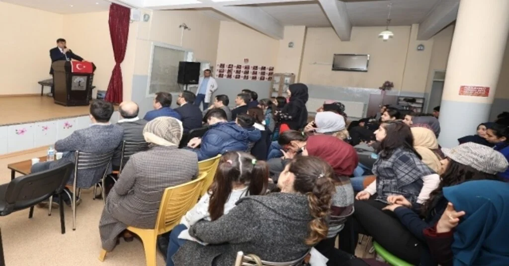 Gençler Mehmet Akif Ersoyu Andı