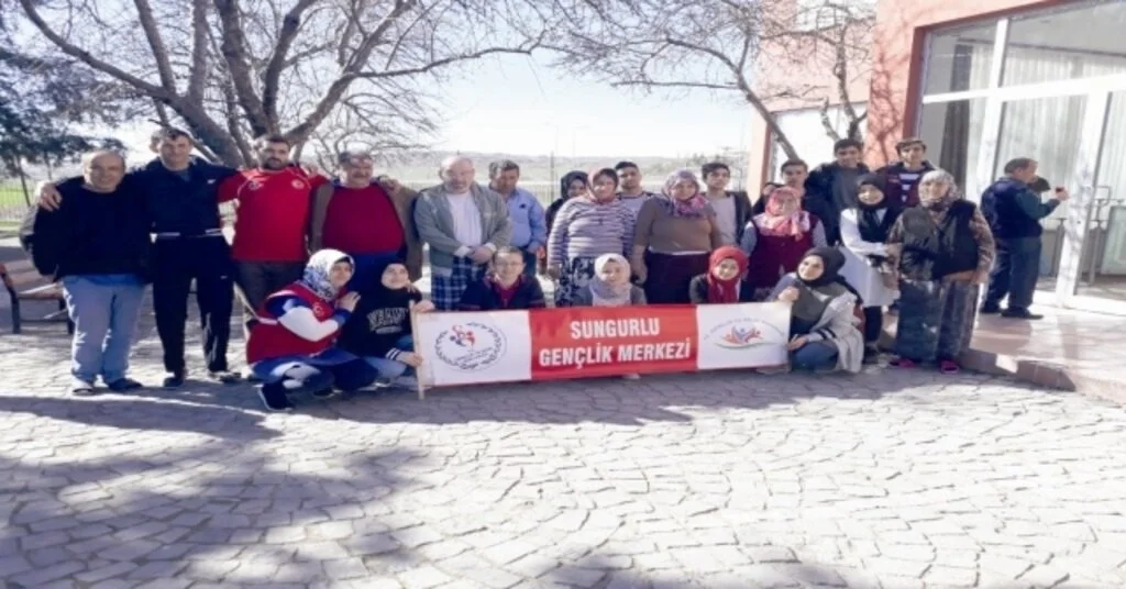 Gençler Yaşlıların Haftasını Kutladı