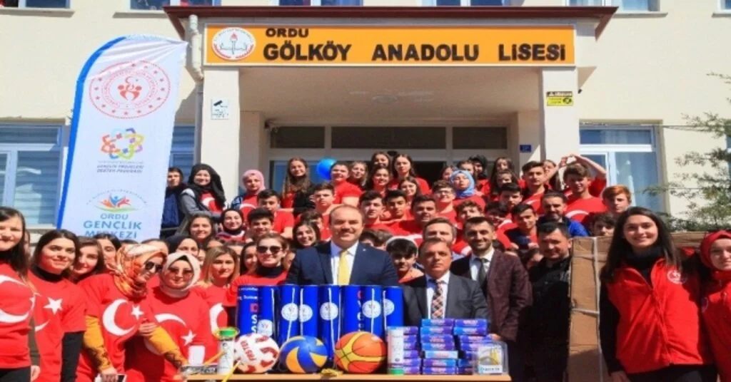 ‘Gençlik Merkezim Yollarda Öğrencilerle Buluşuyor