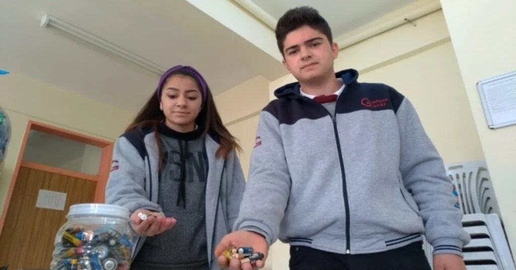 Hem Çevre Kirliliğinin Önüne Geçtiler Hem De Sokak Hayvanlarını Sevindirdiler