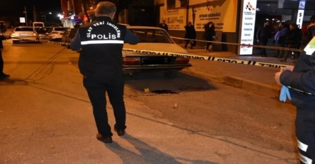Hendekte İlçe Emniyet Müdürlüğünün Önünde Silahlı Kavga: 1 Yaralı