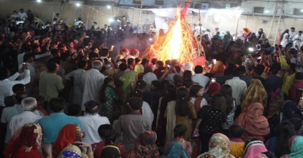 Hindular, Holiyi Dans Edip Şarkı Söyleyerek Karşıladı