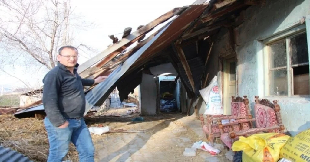 Hortum Ahır Ve Samanlığın Çatısını Uçurdu