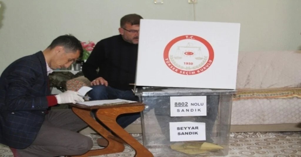 Ispartada Yaşlılar Eve Gelen Seyyar Sandıkta Oy Kullandılar