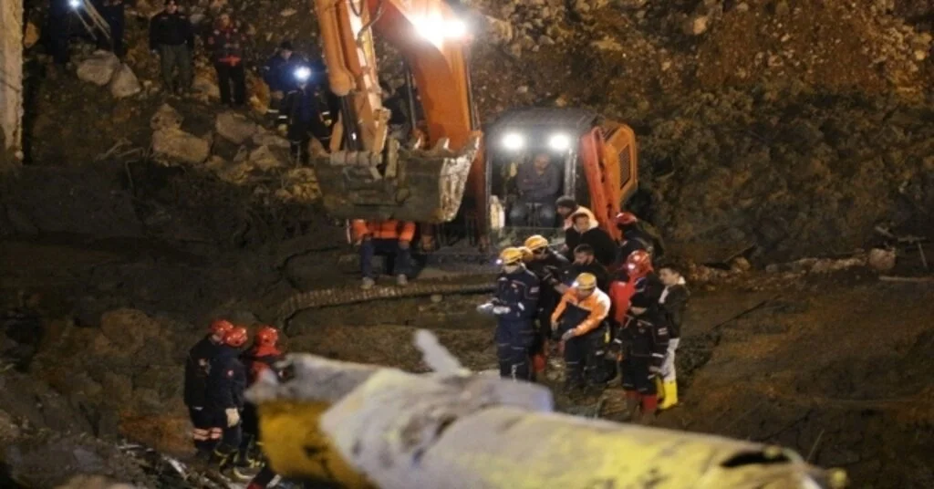 İzmirdeki Göçük Faciasında Ulaşılan İkinci İşçinin Cansız Bedeni Enkazdan Çıkarıldı