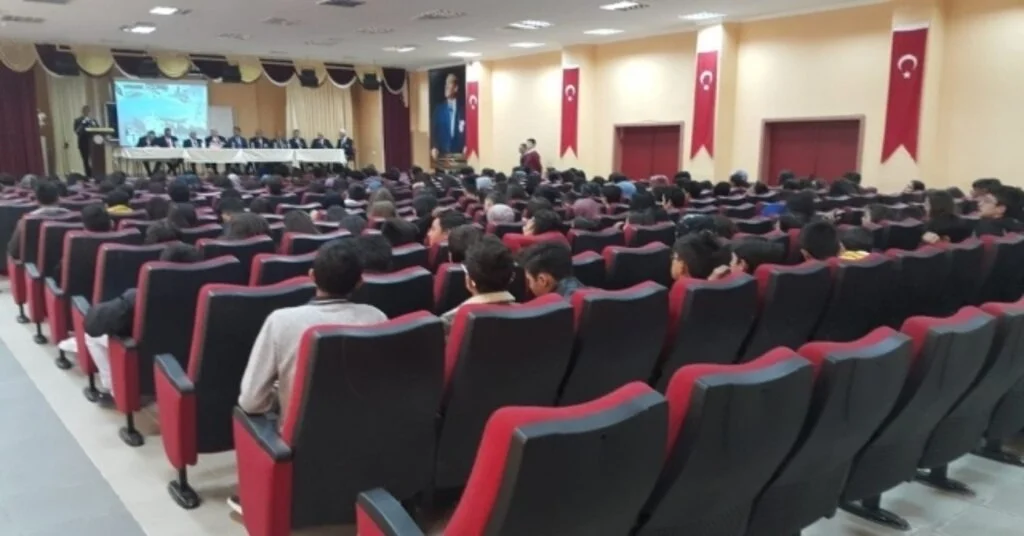 Jandarma İle Muharip Ve Malul Gaziler Öğrencilere Gazilik Konferansı Düzenledi