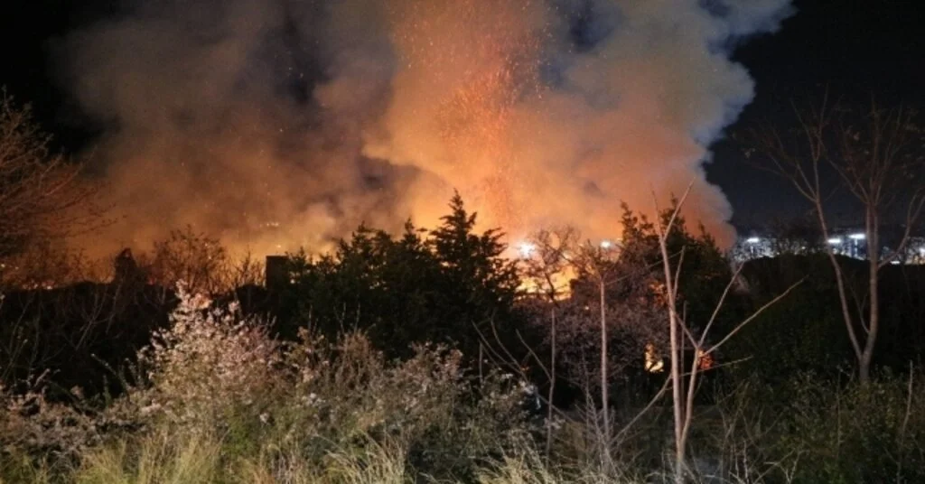 Kadıköyde 4 Metruk Bina Alev Alev Yandı.