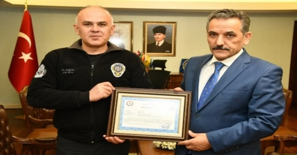 Kahraman Polise Vali Kaymaktan Başarı Belgesi