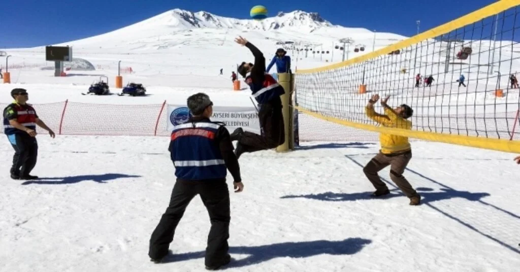 Kar Voleybolu Erciyeste Halka Yayılıyor