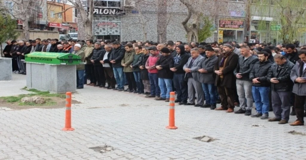 Karamanda Bıçaklanarak Öldürülen Adam Defnedildi