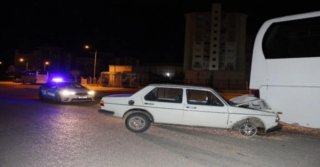 Karamanda Otomobil Park Halindeki Otobüse Çarptı: 1İ Ağır 2 Yaralı