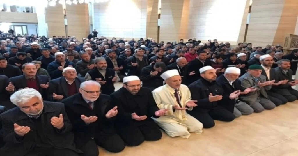 Karamanın En Büyük Camisi İbadete Açıldı