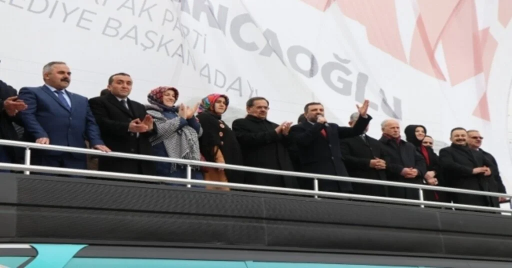 Kavakta Şölen Havasında Miting