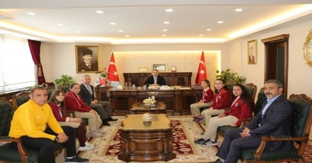 Kaymakam Deniz Pişkin Satranç Takımını Ödüllendirdi