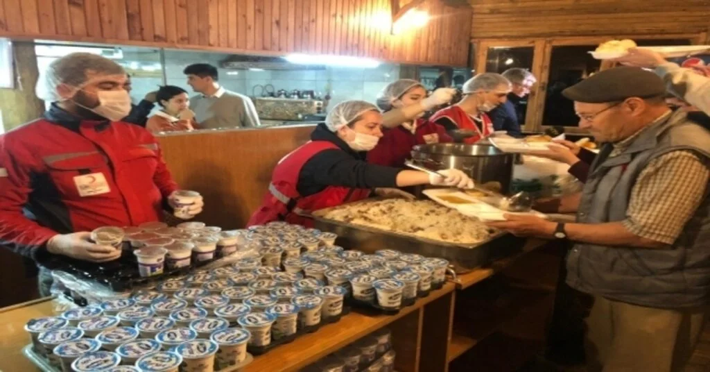Kızılay Deprem Bölgesinde 2 Bin Kişiye Yemek Dağıttı
