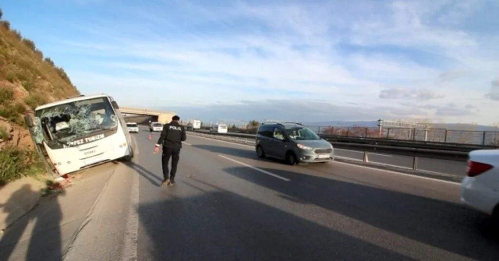 Kontrolden Çıkan Midibüs, Yol Kenarındaki Kayalık Alana Yan Yattı: 1 Yaralı