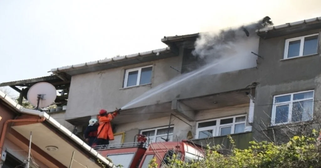 Kozluda Yangında Ev Kullanılamaz Hale Geldi