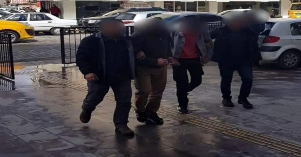 Kuşadasında 16 Suçtan 27 Yıl Hapisle Aranan 2 Zanlı Yakalandı