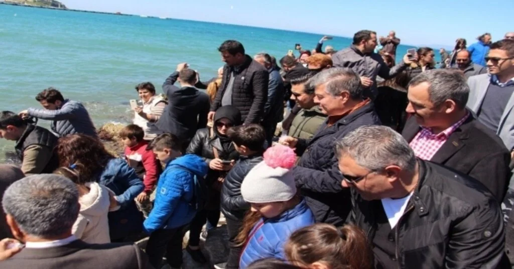 Kuşadasında Balık Yumurtası Ve Balık Yavruları Denize Bırakıldı